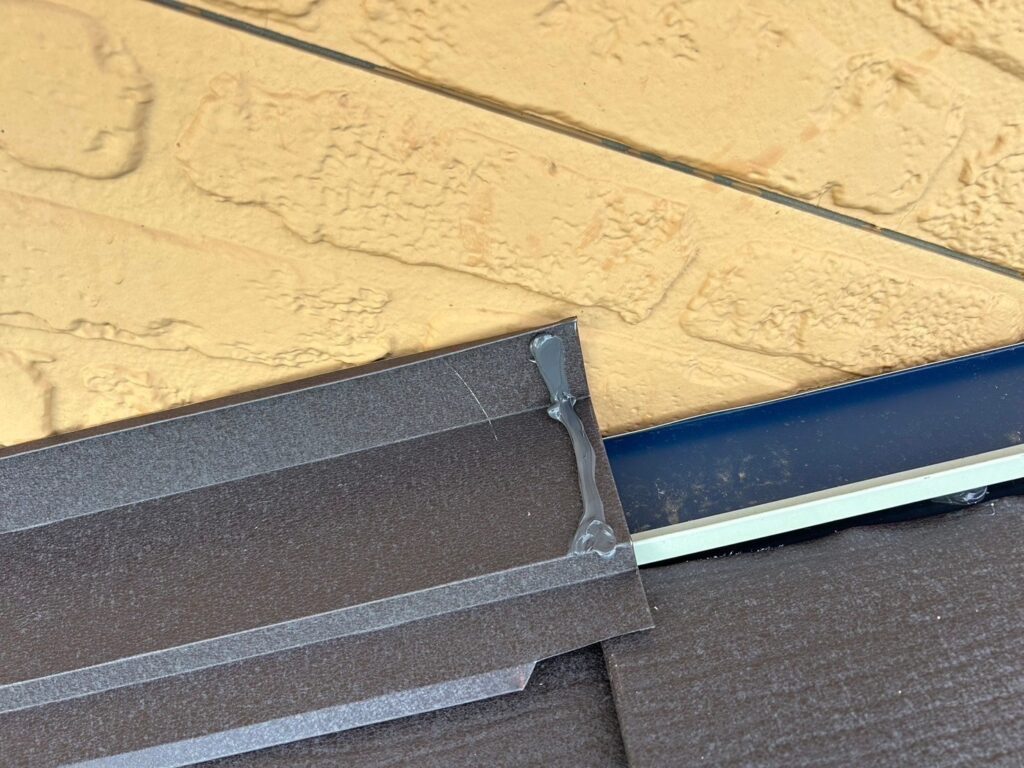 雨押さえ取り付け<br />
（※雨押さえ部は雨漏れがしやすい箇所になります。雨仕舞いをしっかりと行い、外壁と取り合い部はコーキング処理を行いました。）