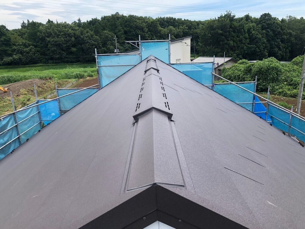 棟板金・換気棟取り付け<br />
（棟包とも言います。）