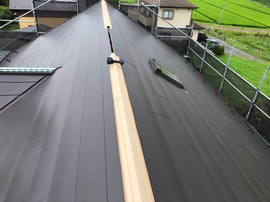 棟板金下地取り付け<br />
(今回は金属下地を使用しました。)<br />
※一般的にある、木や樹脂の下地よりも耐久性に優れています。)