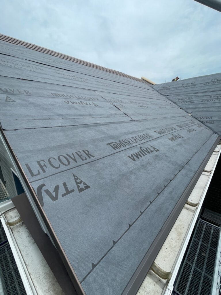 防水シート取り付け(大屋根)<br />
(ビスを使用しない、粘着タイプを使用しました。)<br />
※防水シートは雨漏れを防ぐための重要な役割です。