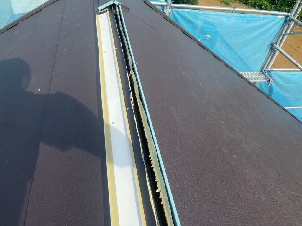 換気棟下地取り付け<br />
（今回は金属下地を使用しました。）<br />
※一般的にある、木や樹脂の下地よりも耐久性に優れています。）