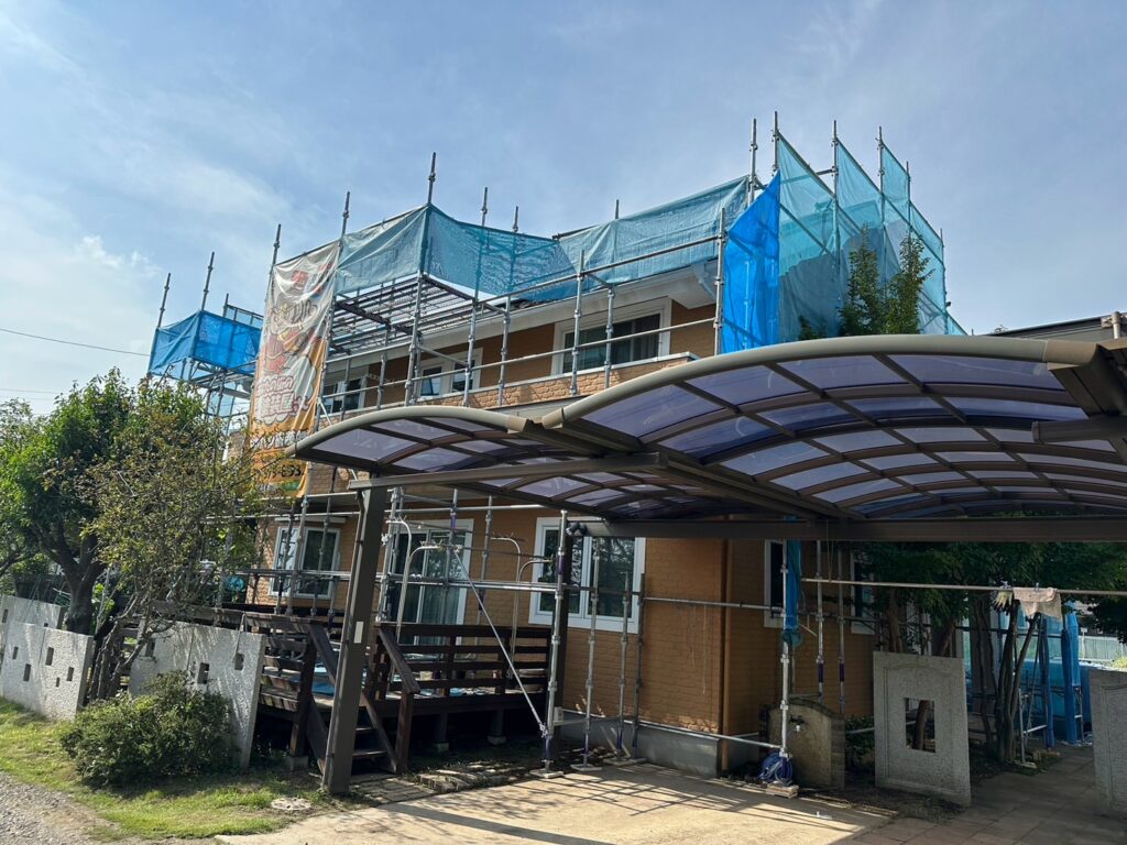 足場組立<br />
（飛散防止の為、メッシュシートをしっかりとはりました。）