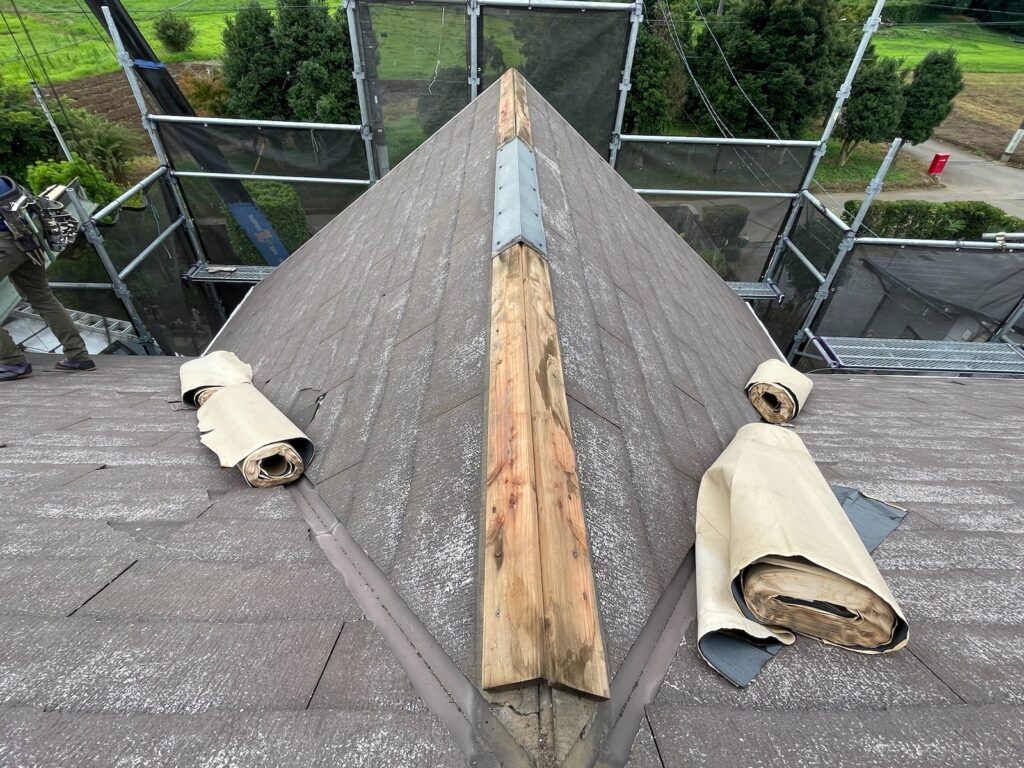 既存の棟板金撤去<br />
(下地の木が傷んでいるのが確認できました。)