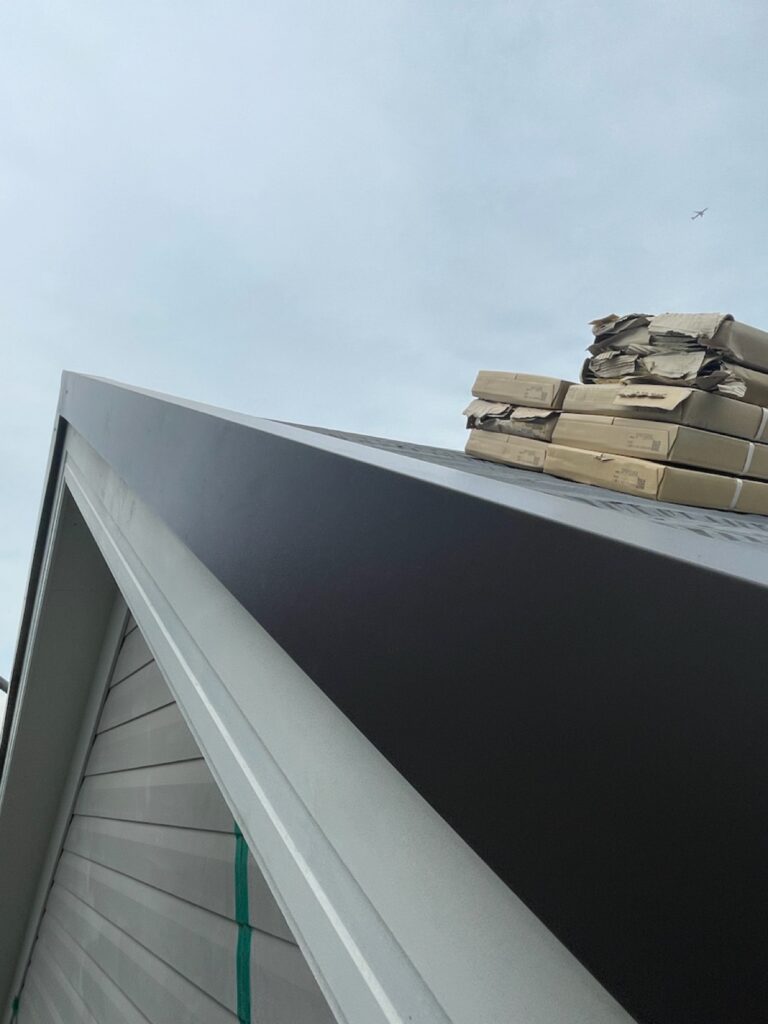 ケラバ取り付け<br />
(破風板の部分に取り付ける部材です。)