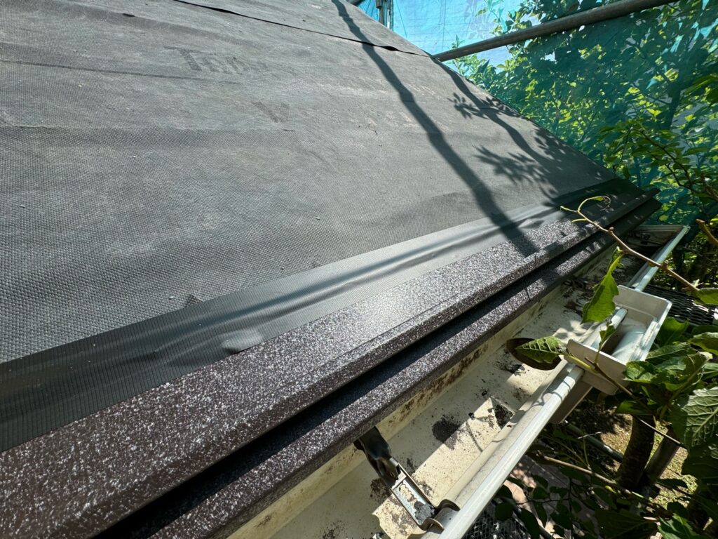 唐草スターター取り付け<br />
（屋根カバーの際に一番最初に取り付ける金物です。）