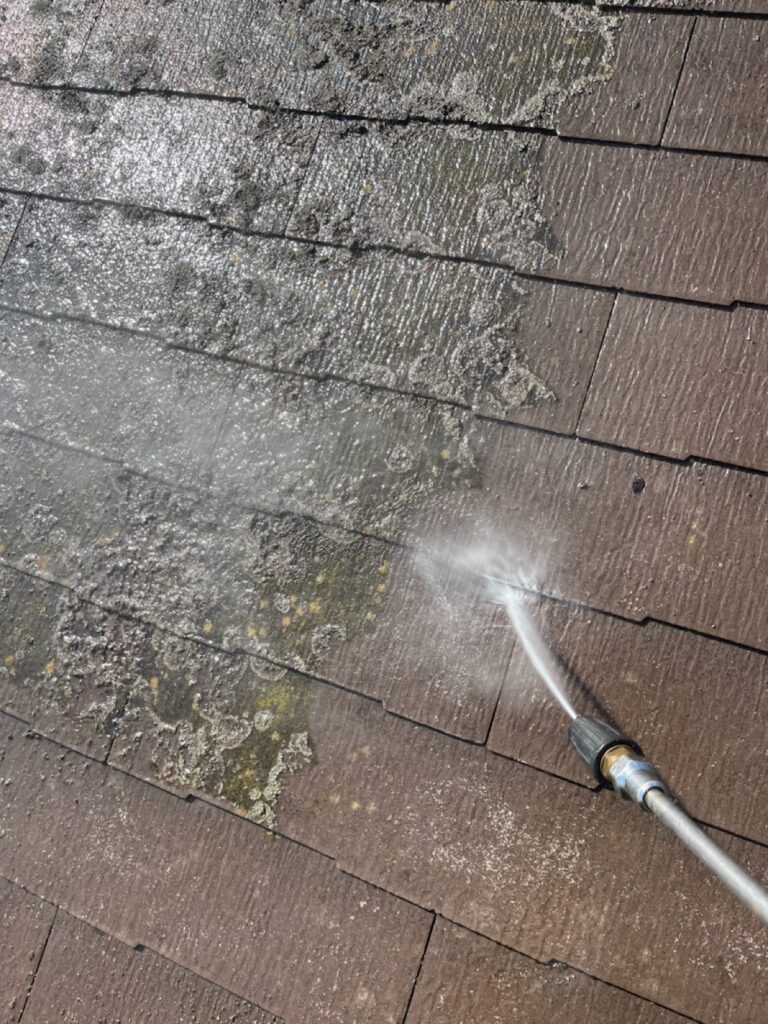 屋根洗浄後<br />
(カバー工法の為、洗浄をする必要はないですが、既存のコケやカビがある状態でカバー工法は気分がよくないので弊社では洗浄を行っています。)