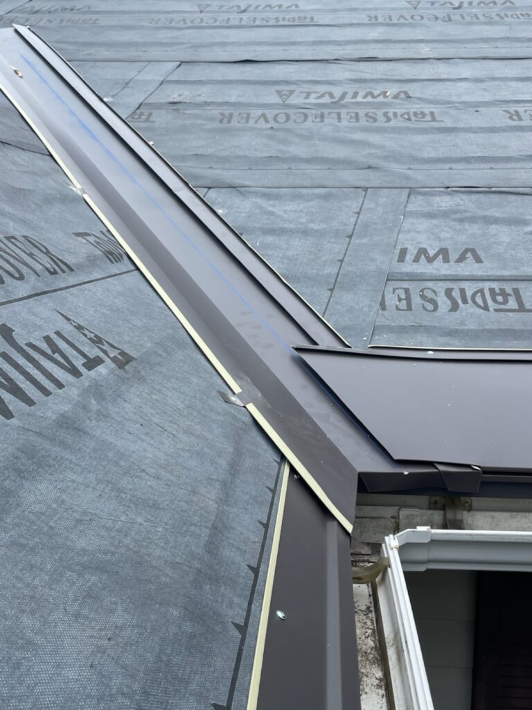 谷板金取り付け<br />
(屋根と屋根が重なる部分に取り付ける部材です。)