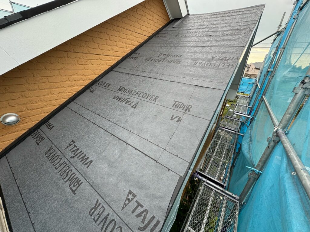 防水シート取り付け（大屋根）<br />
（ビスを使用しない、粘着タイプを使用しました。）<br />
※防水シートは雨漏れを防ぐための重要な役割です。