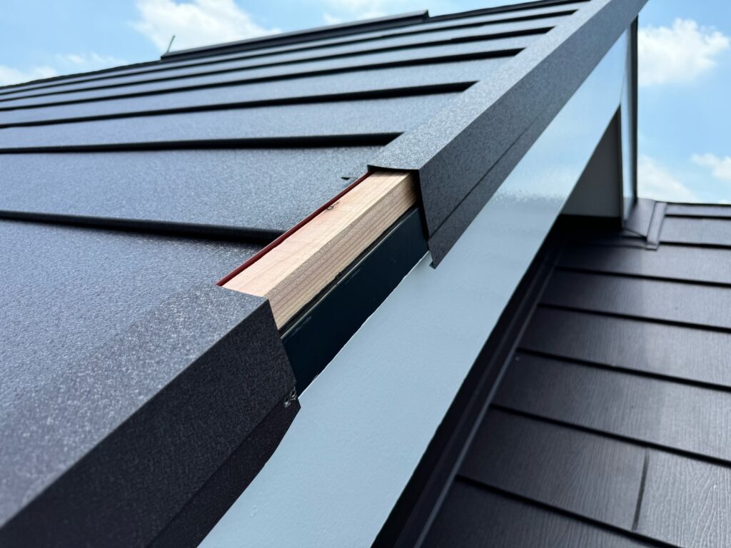 ケラバ取り付け<br />
（破風板の部分に取り付ける部材です。）