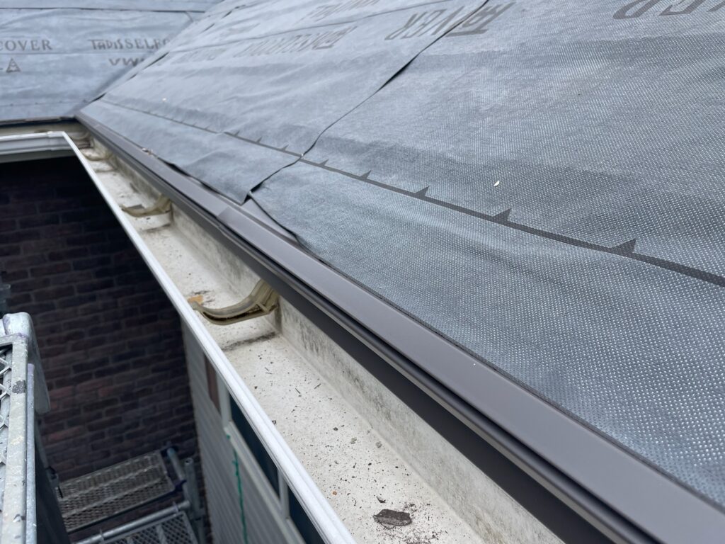 唐草スターター取り付け<br />
(屋根カバーの際に一番最初に取り付ける金物です。)