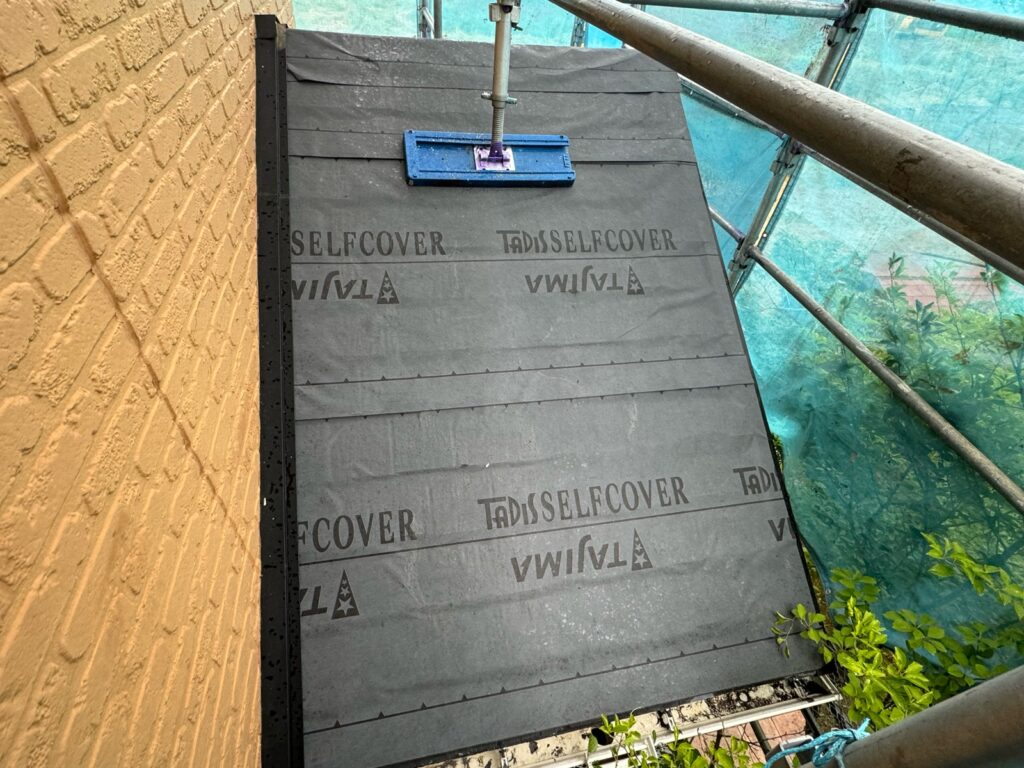 防水シート取り付け（下屋根）<br />
（ビスを使用しない、粘着タイプを使用しました。）<br />
※防水シートは雨漏れを防ぐための重要な役割です。