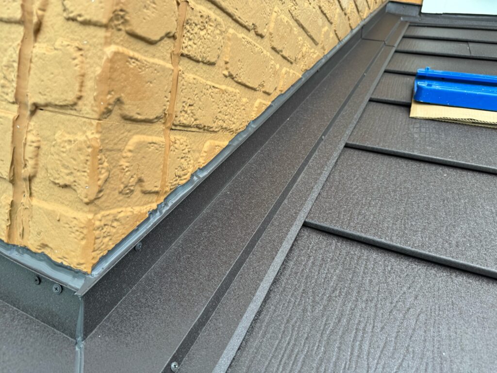 雨押さえ取り付け<br />
（※雨押さえ部は雨漏れがしやすい箇所になります。雨仕舞いをしっかりと行い、外壁と取り合い部はコーキング処理を行いました。）