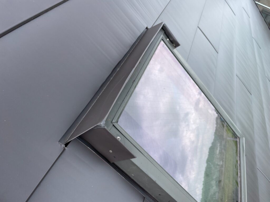 トップライト廻り施工<br />
(雨漏れが多いい個所の為、雨が入りにくい加工をしました。)