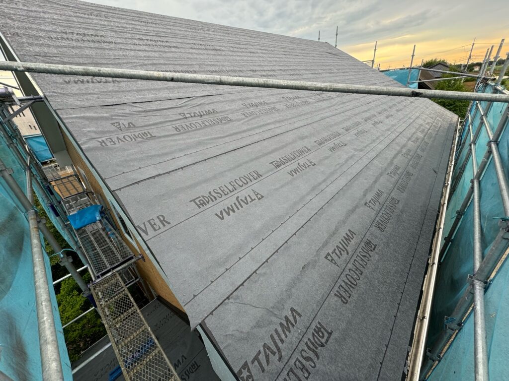 防水シート取り付け（大屋根）<br />
（ビスを使用しない、粘着タイプを使用しました。）<br />
※防水シートは雨漏れを防ぐための重要な役割です。