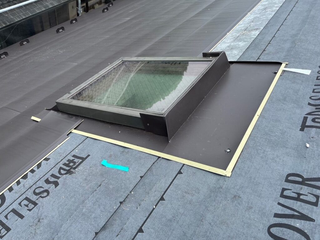 トップライト廻り施工<br />
(雨漏れが多いい個所の為、雨が入りにくい加工をしました。)