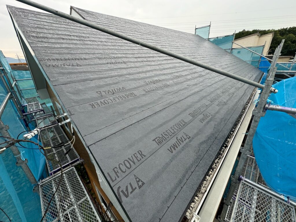 防水シート取り付け（大屋根）<br />
（ビスを使用しない、粘着タイプを使用しました。）<br />
※防水シートは雨漏れを防ぐための重要な役割です。