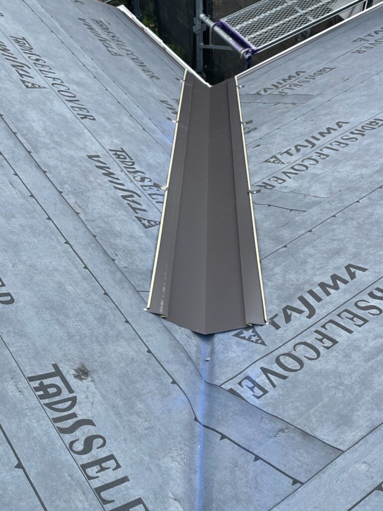 谷板金取り付け<br />
(屋根と屋根が重なる部分に取り付ける部材です。)