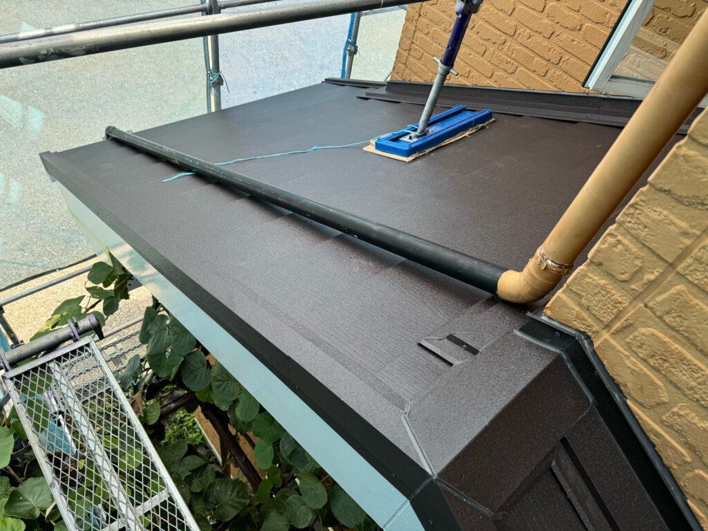 屋根本体取り付け（下屋根）