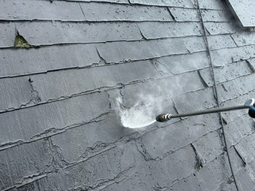 屋根洗浄後<br />
（カバー工法の為、洗浄をする必要はないですが、既存のコケやカビがある状態でカバー工法は気分がよくないので弊社では洗浄を行っています。）