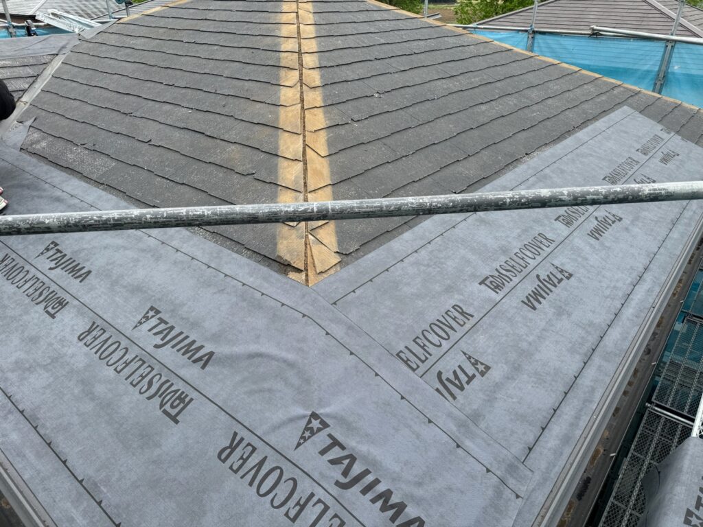 防水シート取り付け(大屋根)<br />
(ビスを使用しない、粘着タイプを使用しました。)<br />
※防水シートは雨漏れを防ぐための重要な役割です。