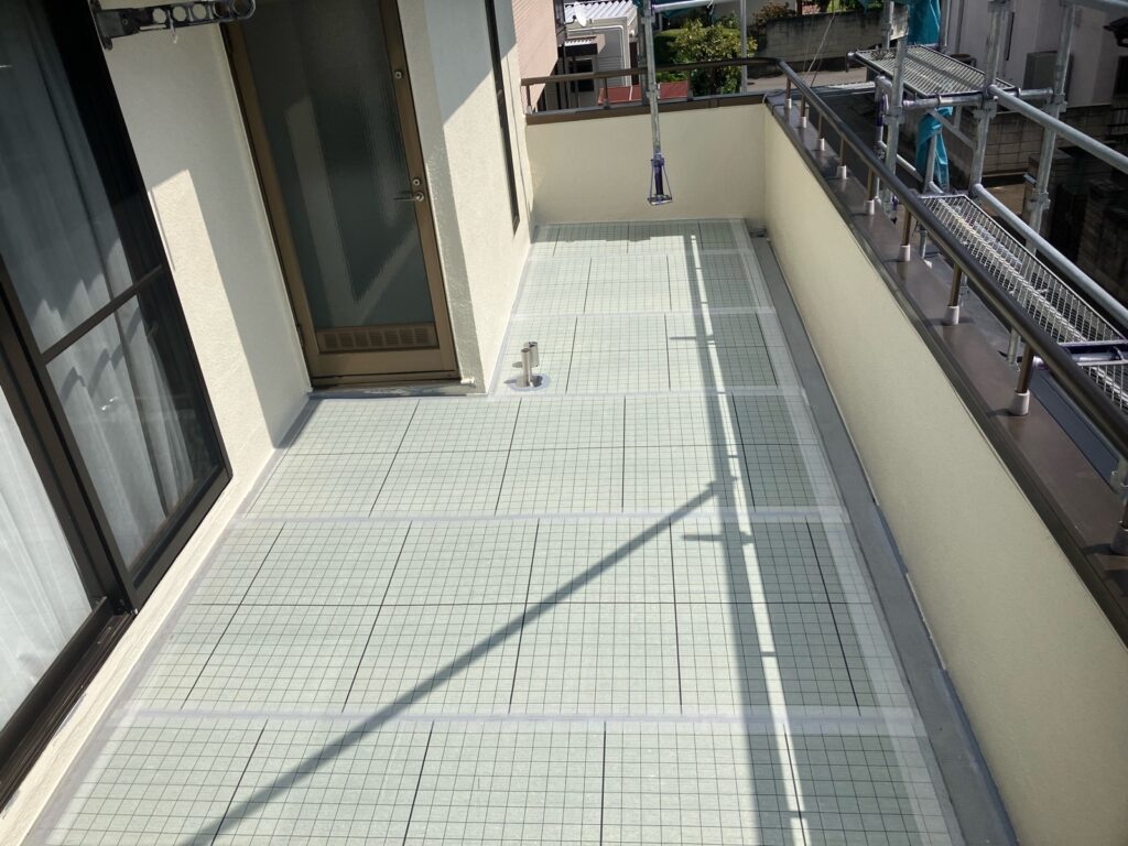 自着シート貼り付け<br />
（既存の下地との隙間を作ってくれる通気性能シートになります。）