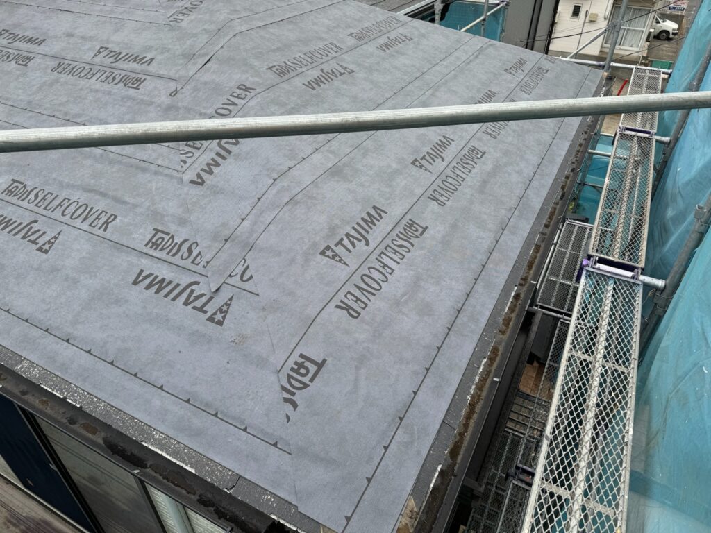 防水シート取り付け(大屋根)<br />
(ビスを使用しない、粘着タイプを使用しました。)<br />
※防水シートは雨漏れを防ぐための重要な役割です。