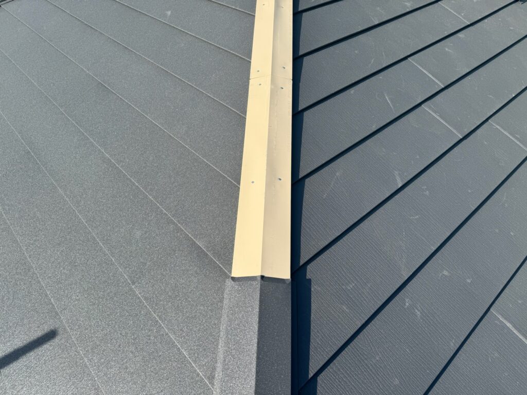 棟板金取り付け<br />
(棟包とも言います。)