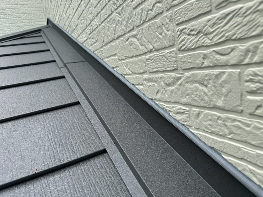 雨押さえ取り付け(下屋根)<br />
(外壁と屋根の取り合い部分を雨押さえと言います。こちらも雨漏れリスクが高い為、雨仕舞をしっかりと行いました。)