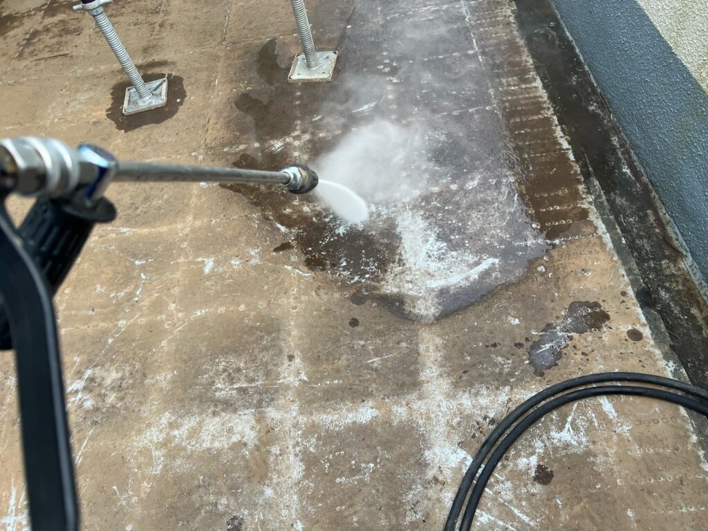 ベランダ高圧洗浄<br />
（表面の汚れを除去しました。）