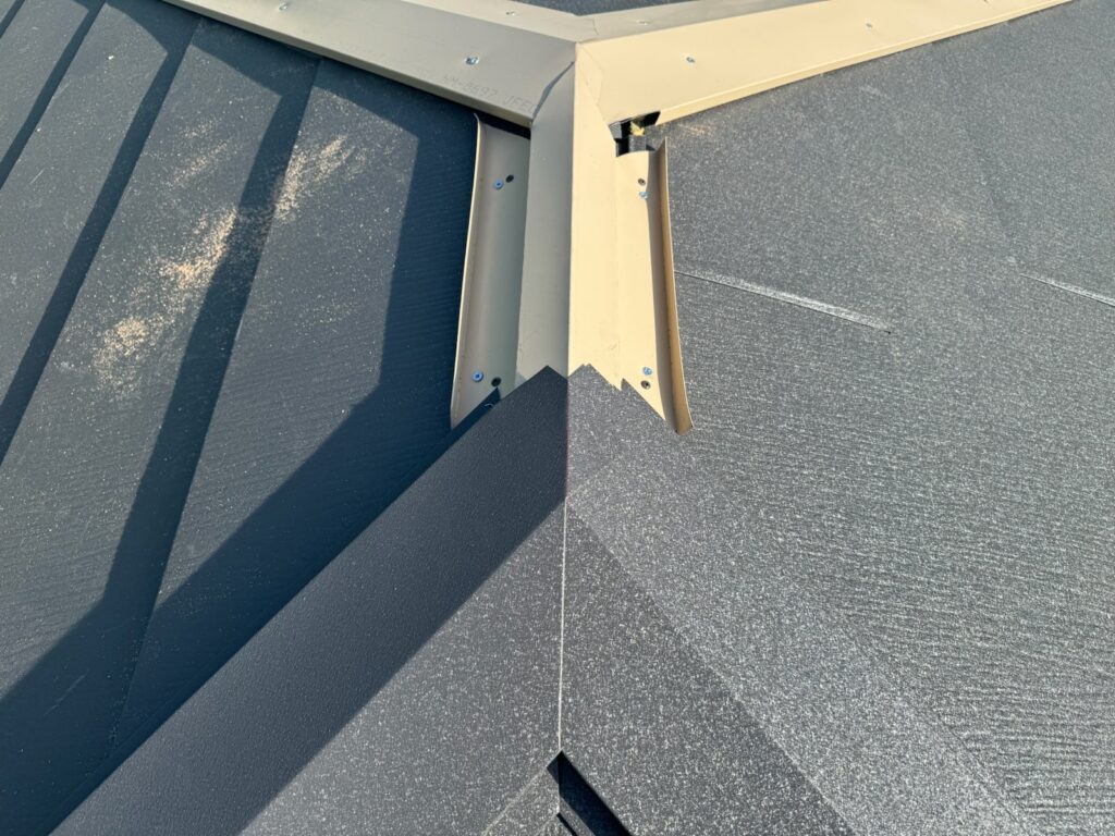 棟板金取り付け<br />
(棟包とも言います。)