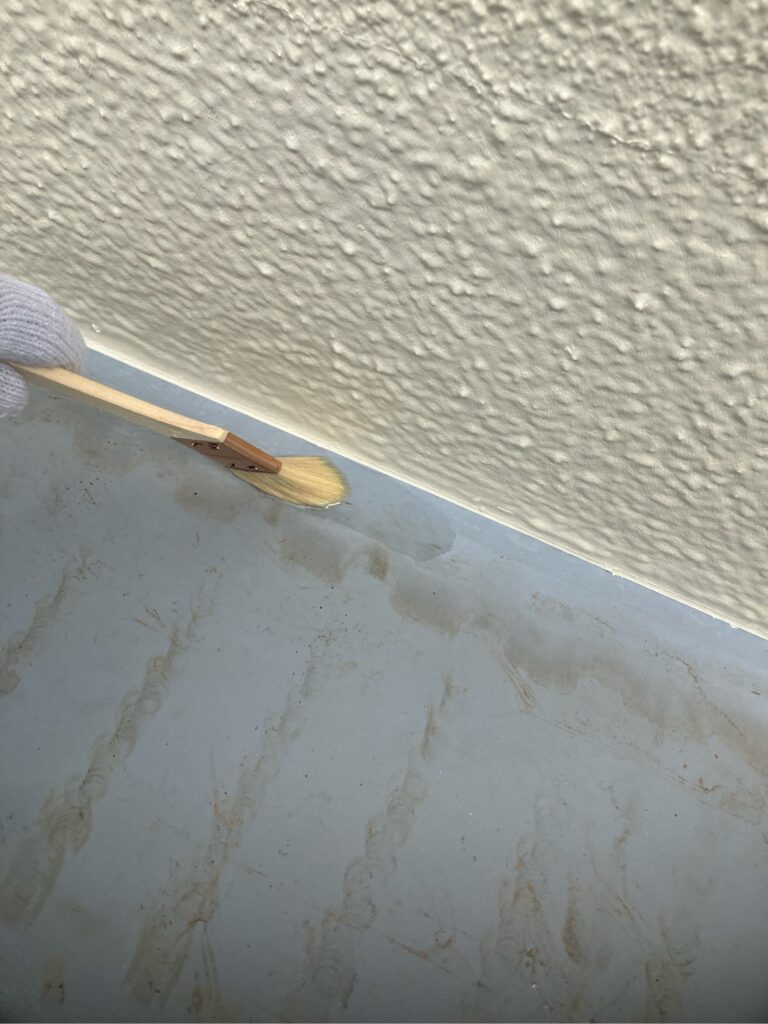 層間プライマー塗布<br />
（専用の接着材を塗りました。）