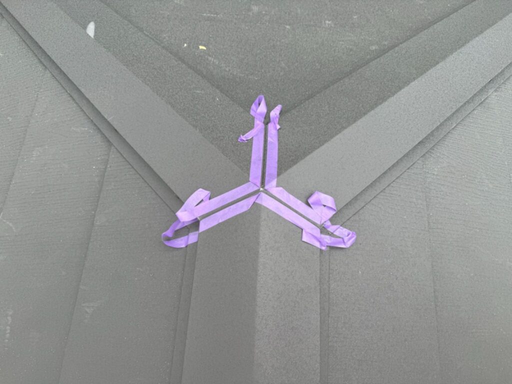 棟板金繋ぎ目コーキング処理<br />
(雨が入らないようにコーキングを打ちました。)<br />