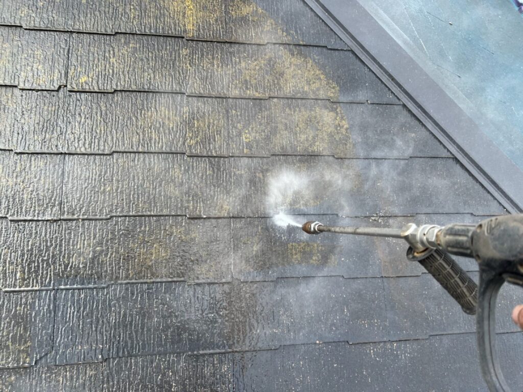 屋根洗浄<br />
(カバー工法の為、洗浄をする必要はないですが、既存のコケやカビがある状態でカバー工法は気分がよくないので弊社では洗浄を行っています。)