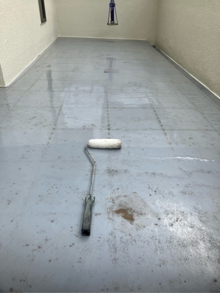 層間プライマー塗布<br />
（専用の接着材を塗りました。）