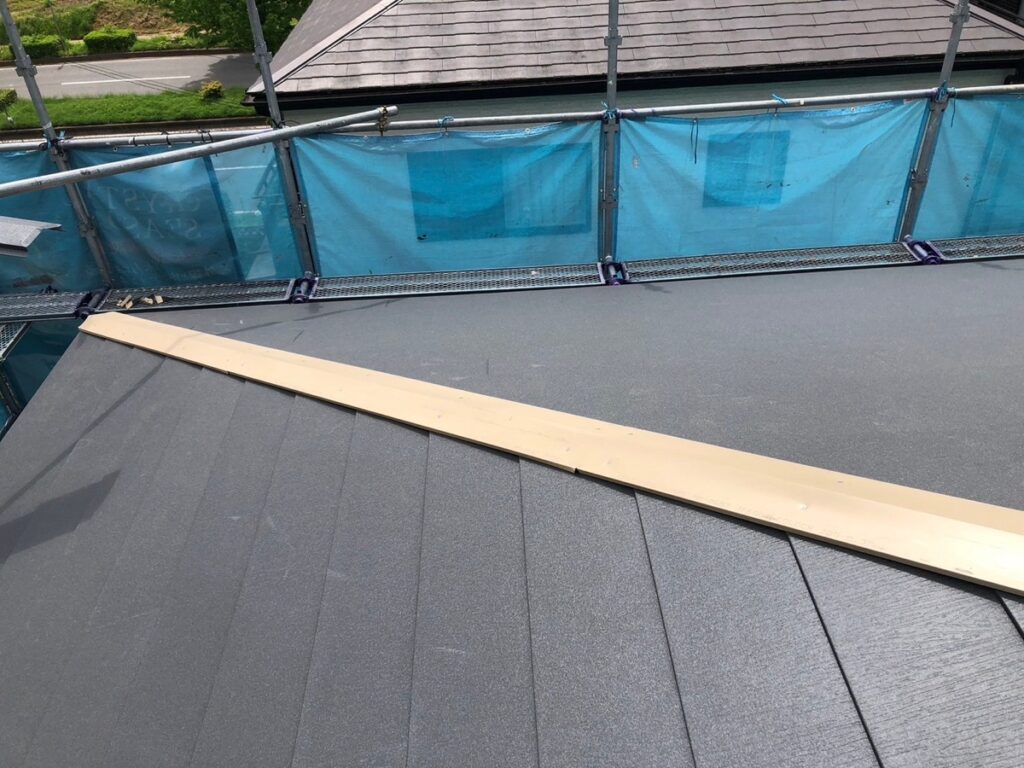 棟板金下地取り付け<br />
(今回は金属下地を使用しました。)<br />
※一般的にある、木や樹脂の下地よりも耐久性に優れています。)