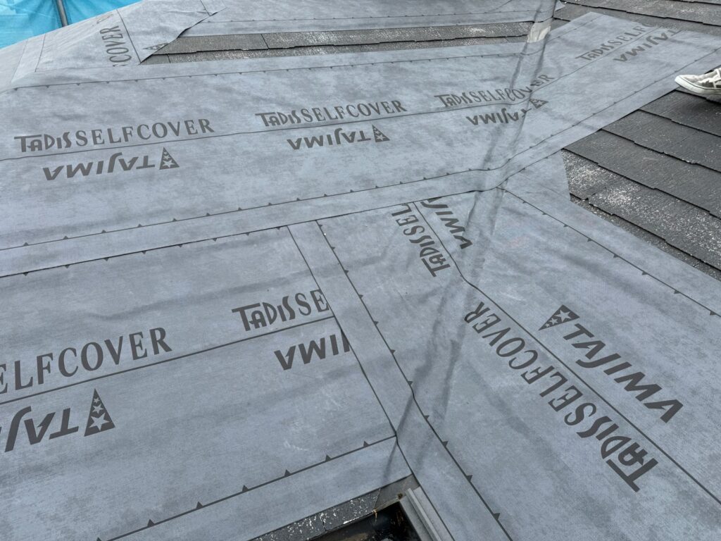 防水シート取り付け(大屋根)<br />
(ビスを使用しない、粘着タイプを使用しました。)<br />
※防水シートは雨漏れを防ぐための重要な役割です。