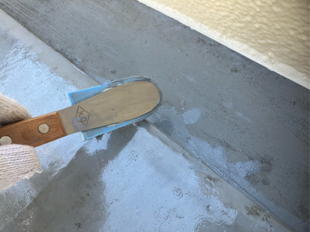 下地補修<br />
（ウレタンコーキングにて補修を行いました。）