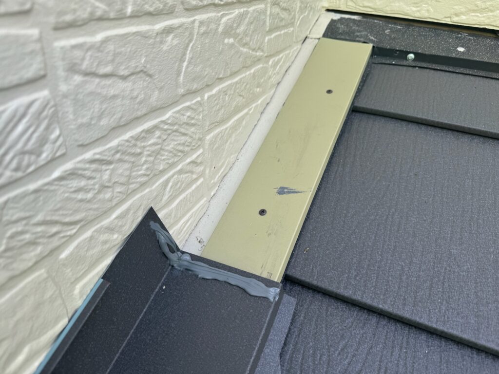雨押さえ取り付け(下屋根)<br />
(外壁と屋根の取り合い部分を雨押さえと言います。こちらも雨漏れリスクが高い為、雨仕舞をしっかりと行いました。)