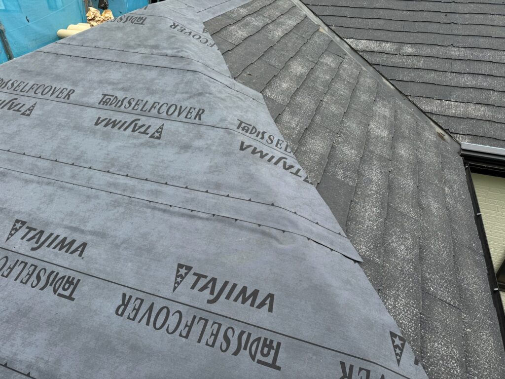 防水シート取り付け(大屋根)<br />
(ビスを使用しない、粘着タイプを使用しました。)<br />
※防水シートは雨漏れを防ぐための重要な役割です。