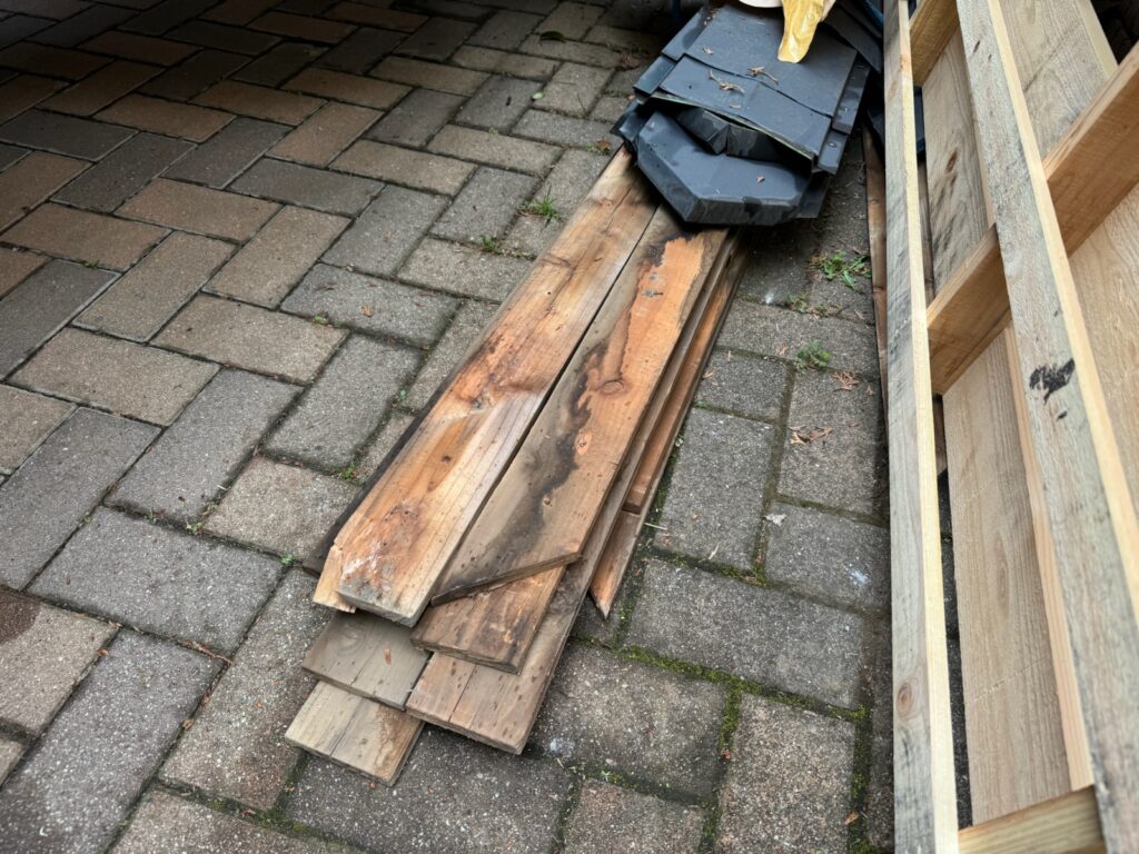 既存の棟板金撤去<br />
(下地の木が傷んでいるのが確認できました。)