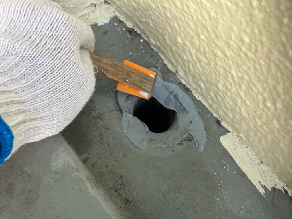 下地補修<br />
（ウレタンコーキングにて補修を行いました。）