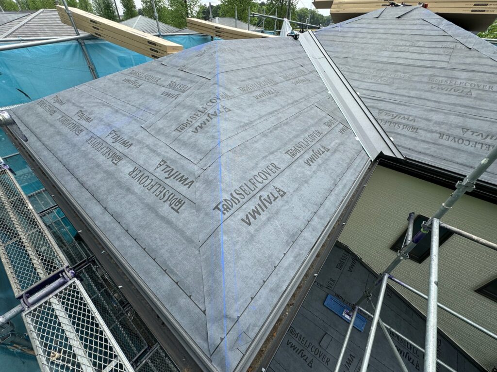 防水シート取り付け(大屋根)<br />
(ビスを使用しない、粘着タイプを使用しました。)<br />
※防水シートは雨漏れを防ぐための重要な役割です。