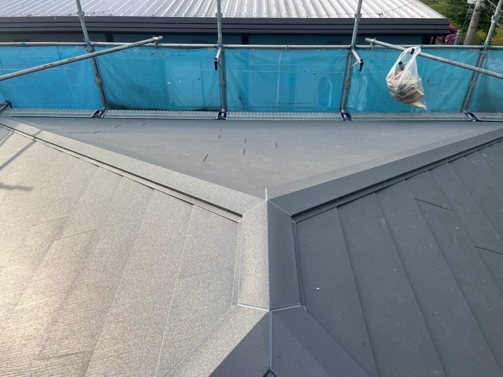 棟板金取り付け<br />
(棟包とも言います。)