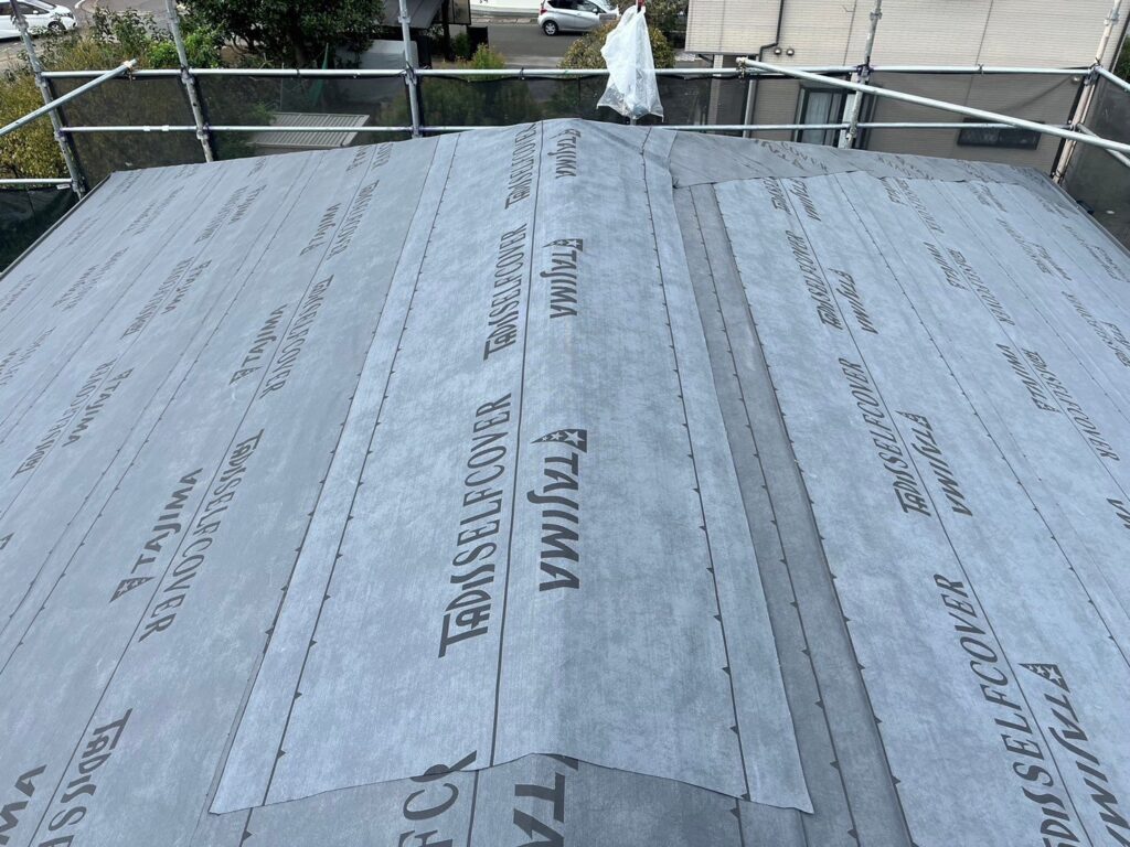 防水シート取り付け（大屋根）<br />
（ビスを使用しない、粘着タイプを使用しました。）<br />
※防水シートは雨漏れを防ぐための重要な役割です。