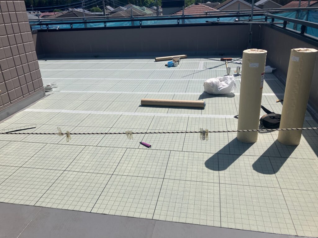 自着シート貼り付け<br />
（既存の下地との隙間を作ってくれる通気性能シートになります。）