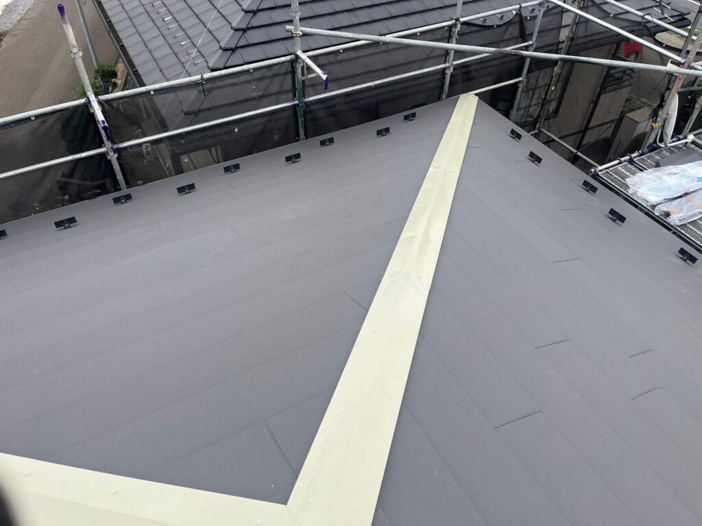 棟板金下地取り付け<br />
（今回は金属下地を使用しました。）<br />
※一般的にある、木や樹脂の下地よりも耐久性に優れています。）