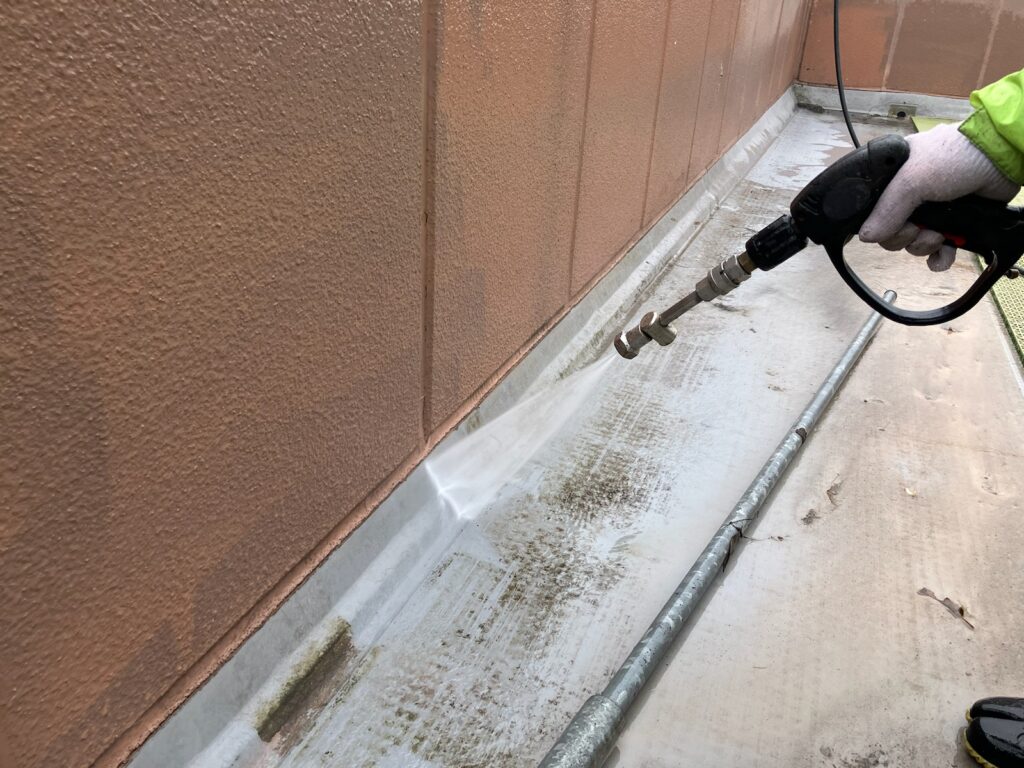 屋上の高圧洗浄<br />
（表面の汚れを除去しました。）