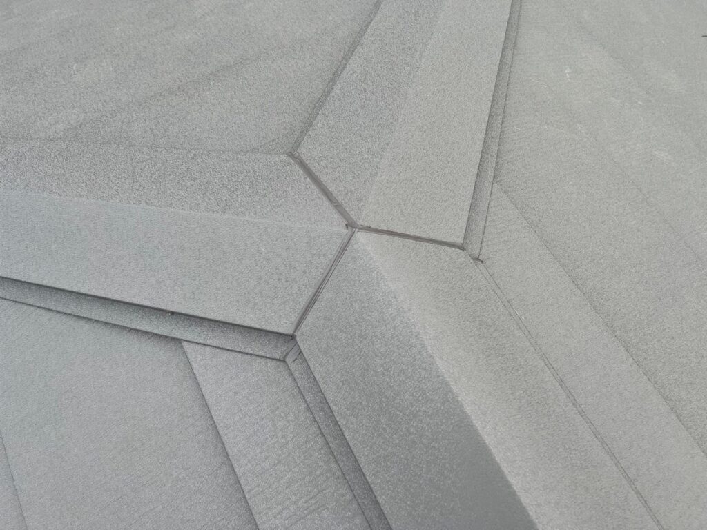棟板金取り付け<br />
（棟包とも言います。）<br />
※棟板金の頂点（三つ又部）はコーキング処理を行いました。