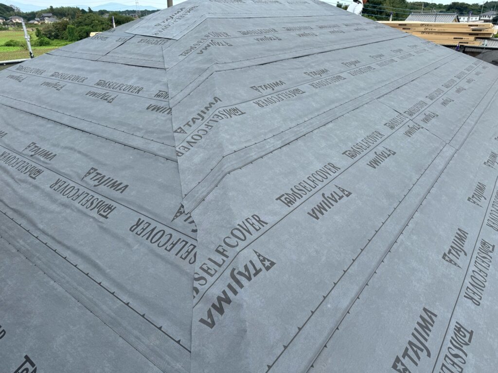 防水シート取り付け（大屋根）<br />
（ビスを使用しない、粘着タイプを使用しました。）<br />
※防水シートは雨漏れを防ぐための重要な役割です。