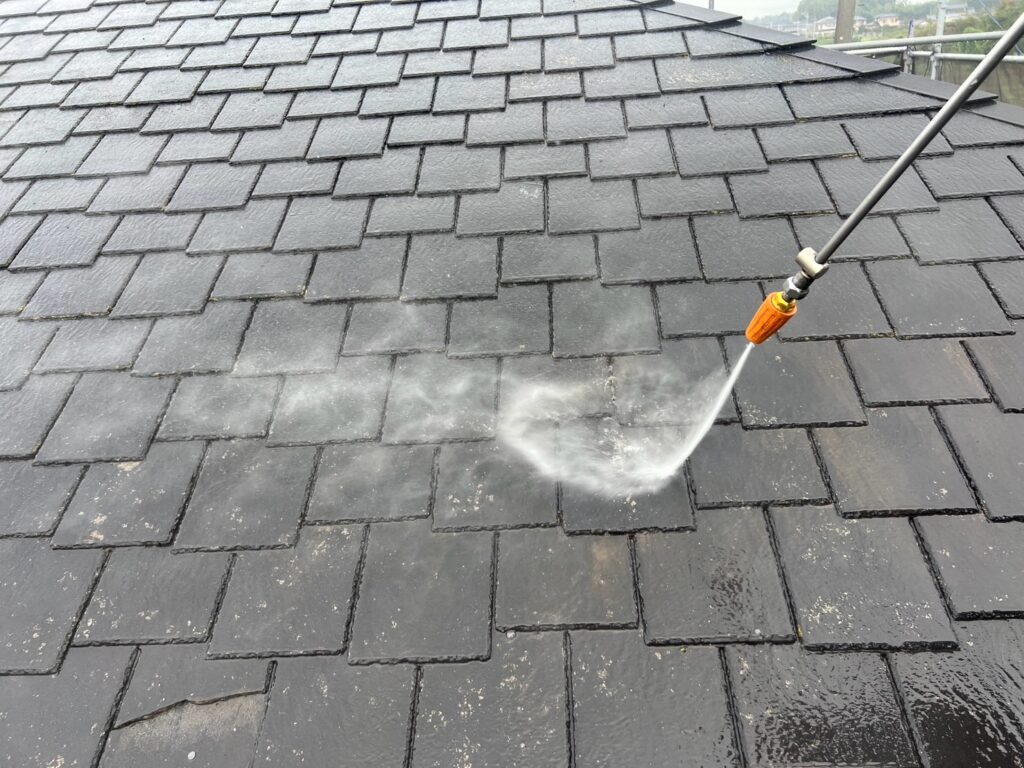 屋根洗浄<br />
（カバー工法の為、洗浄をする必要はないですが、既存のコケやカビがある状態でカバー工法は気持ちがよくないので弊社では洗浄を行っています。）